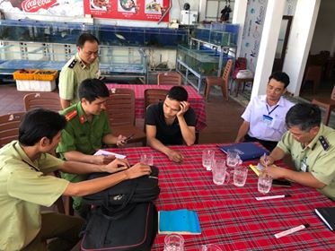 lực lượng chức năng TP. Nha Trang làm việc với bảo vệ nhà hàng