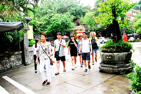 Khách du lịch tham quan chùa Long Sơn, TP. Nha Trang.