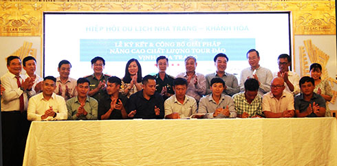 Các doanh nghiệp ký kết nâng cao chất lượng tour đảo ghép tham quan vịnh Nha Trang.