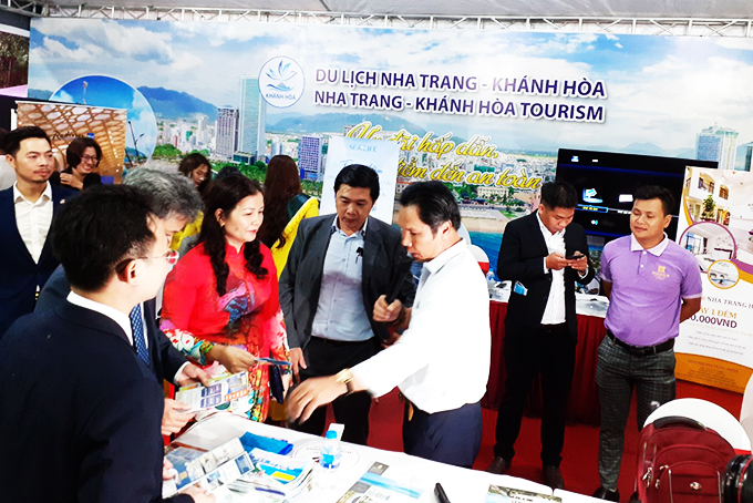 Người dân Thủ đô Hà Nội tìm hiểu thông tin du lịch Khánh Hòa tại Ngày hội Khuyến mại Du lịch Hà Nội 2020.