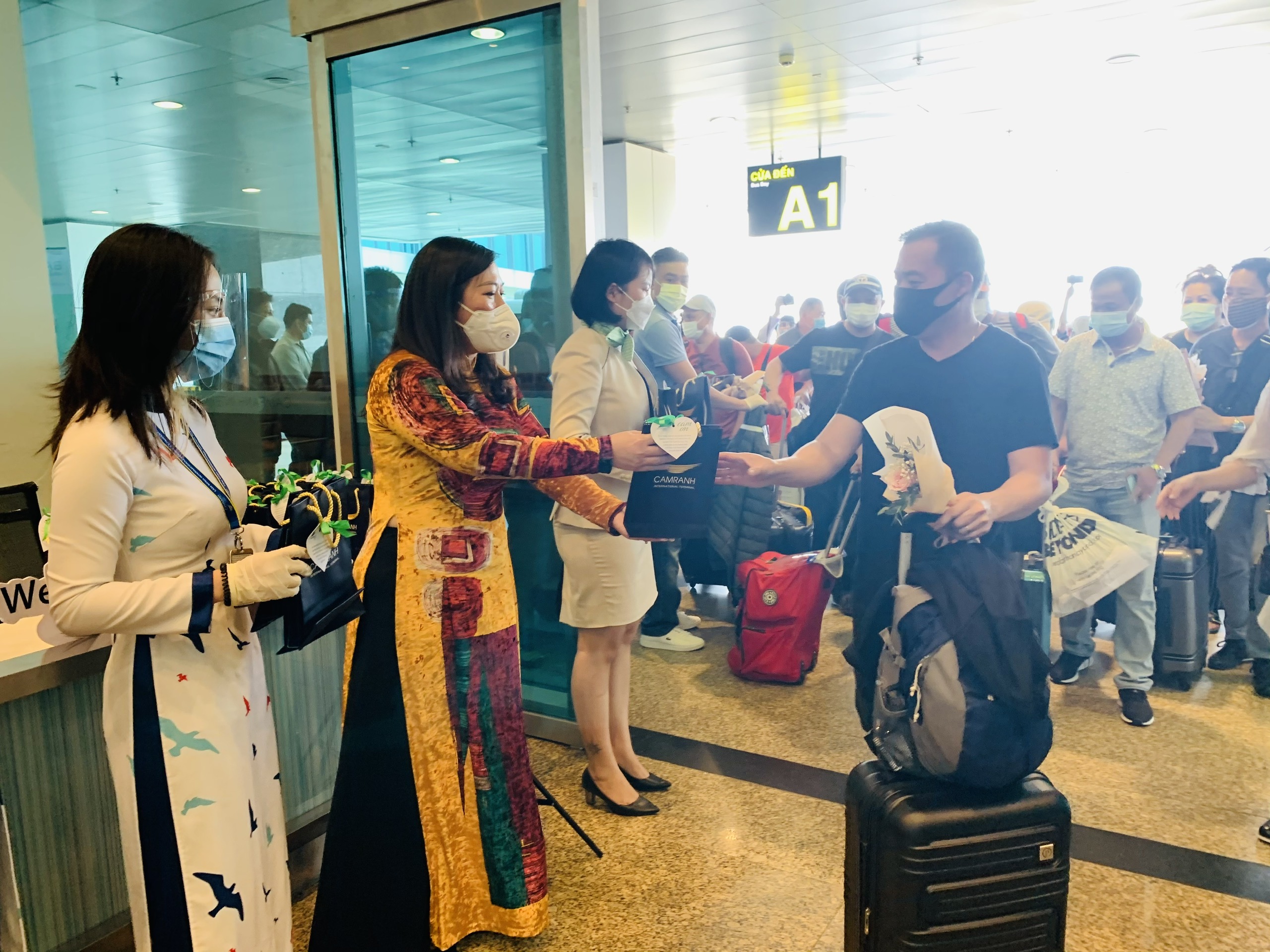 Khánh Hòa đón đoàn khách du lịch quốc tế có "hộ chiếu vắc xin" đầu tiên