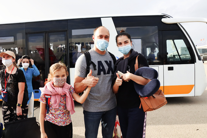 Một gia đình khách Nga hào hứng khi trở lại Khánh Hòa.