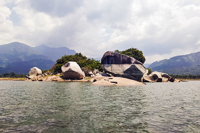 Một hòn đảo nhỏ tại hồ Đá Bàn.