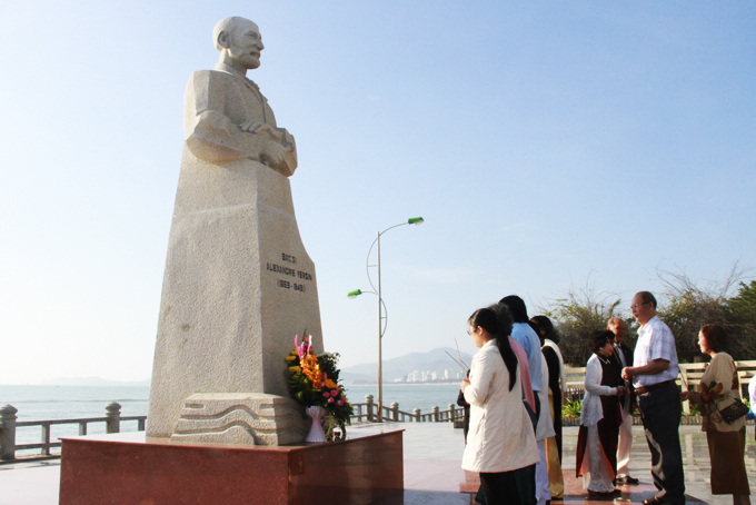 Tượng đài bác sĩ A.Yersin bên bờ biển Nha Trang.