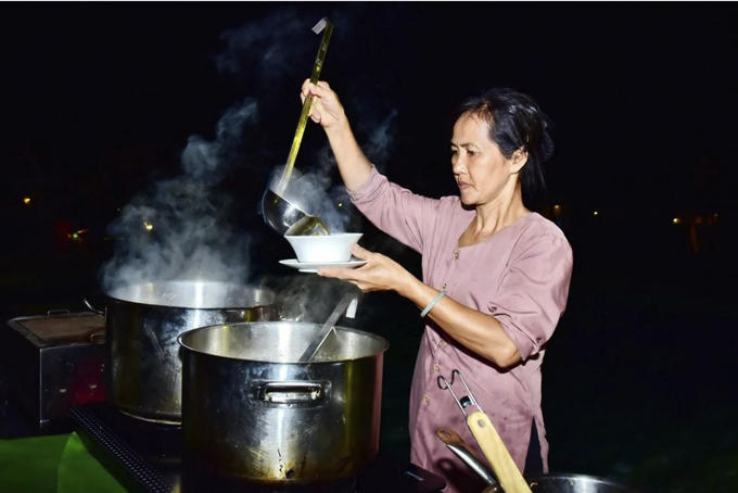 Đầu bếp nấu món bún cá được nhà báo Chris Dwyer giới thiệu trong bài viết trên báo South China Morning Post.