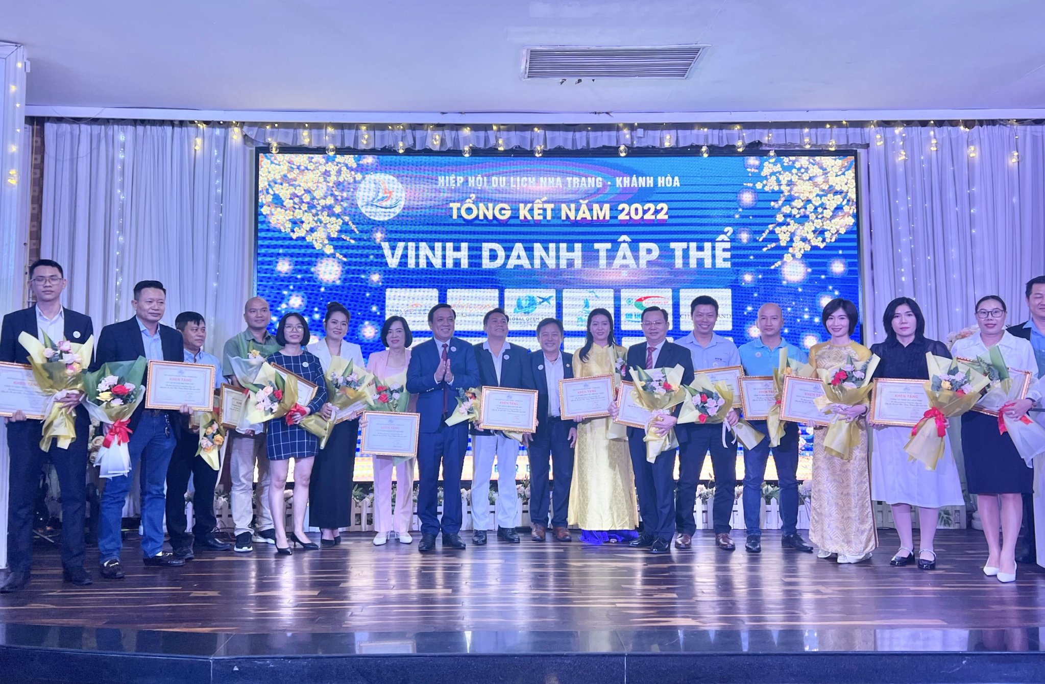 Lãnh đạo HHDL Nha Trang - Khánh Hòa khen thưởng cho các tập thể có thành tích xuất sắc trong năm 2022