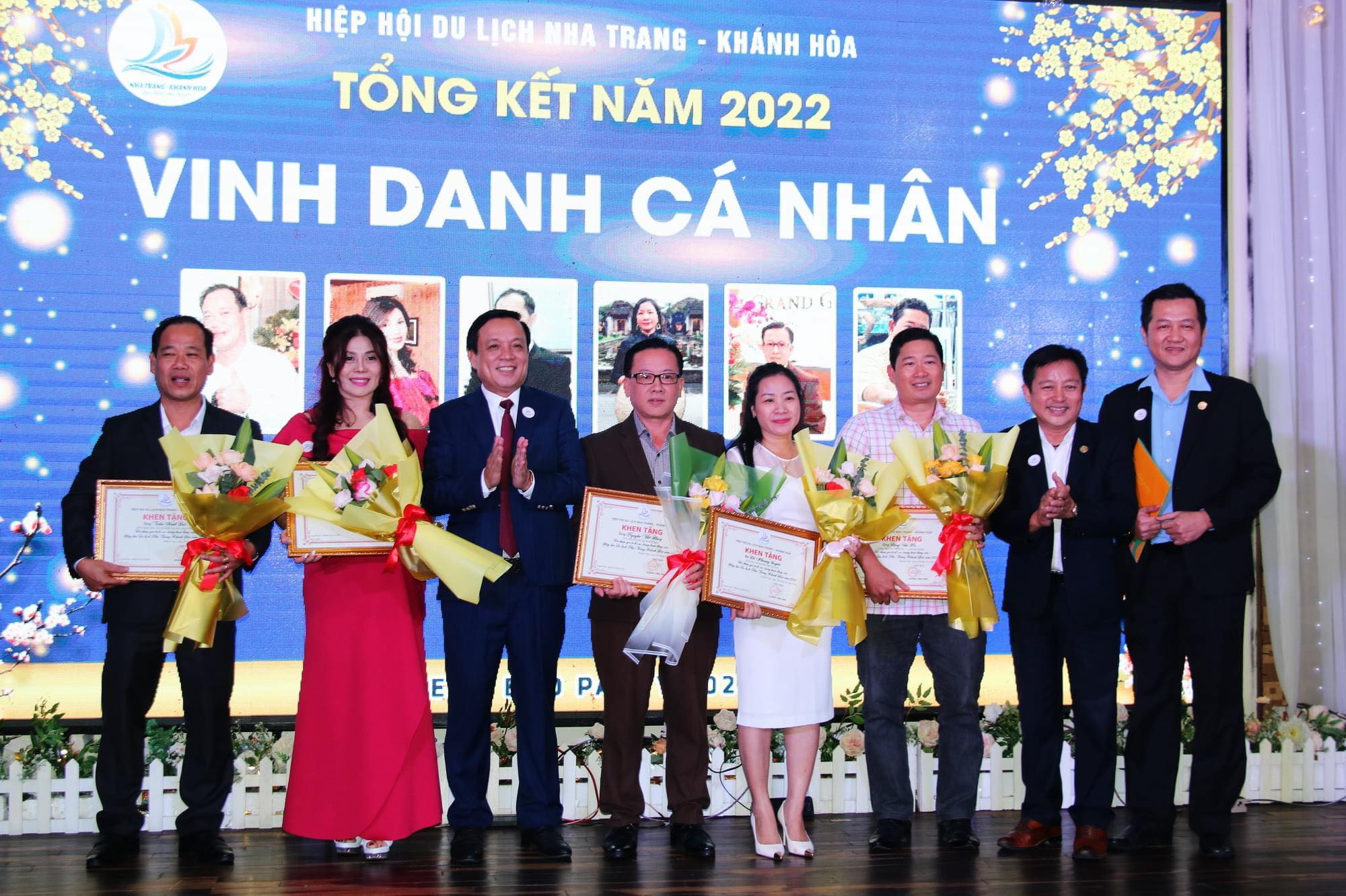 Lãnh đạo HHDL Nha Trang - Khánh Hòa trao thưởng cho các cá nhân có thành tích xuất sắc trong năm 2022