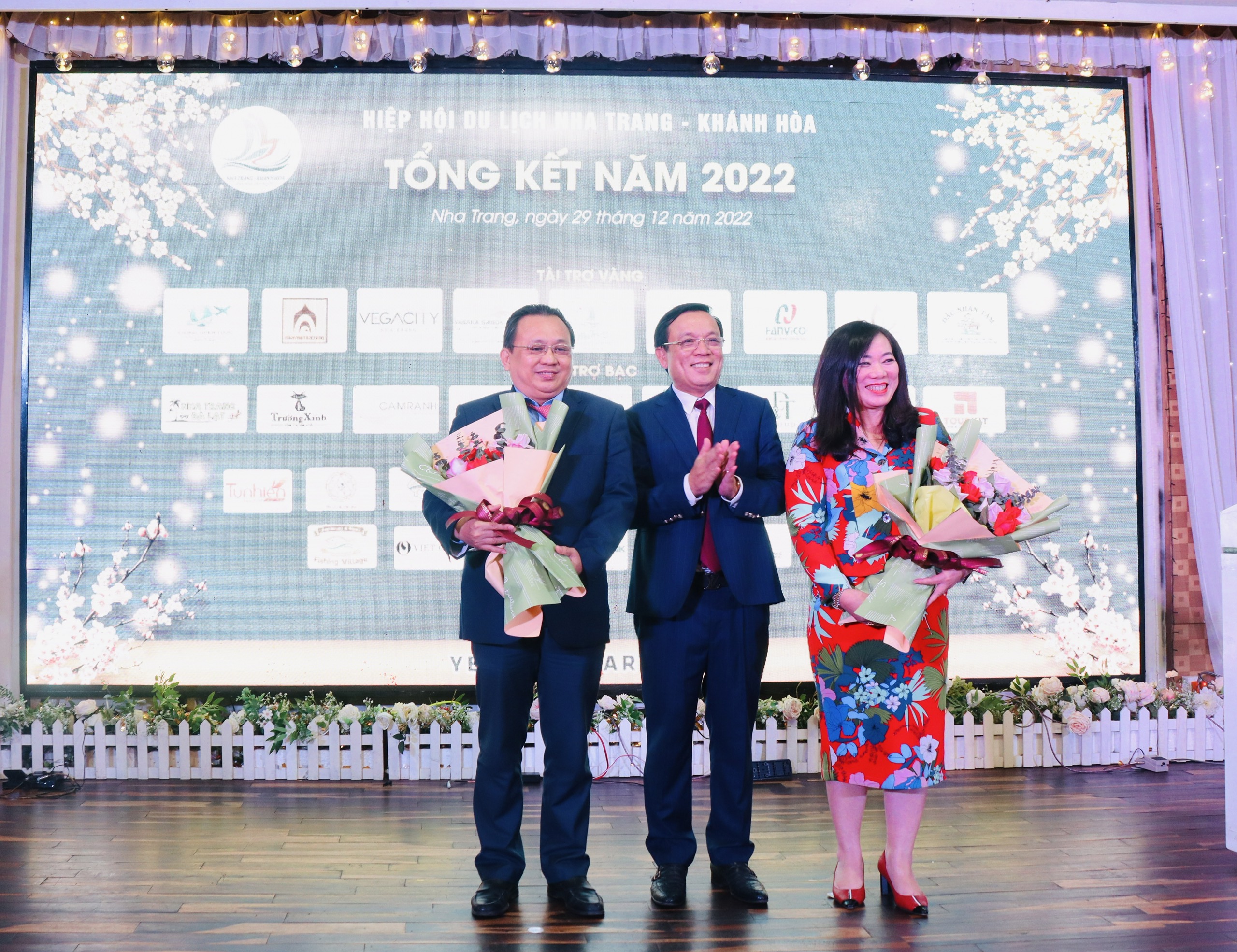 Lãnh đạo HHDL Nha Trang - Khánh Hòa tặng hoa tri ân sự hỗ trợ của Phó Chủ tịch thường trực UBND tỉnh Lê Hữu Hoàng và lãnh đạo Sở Du lịch.