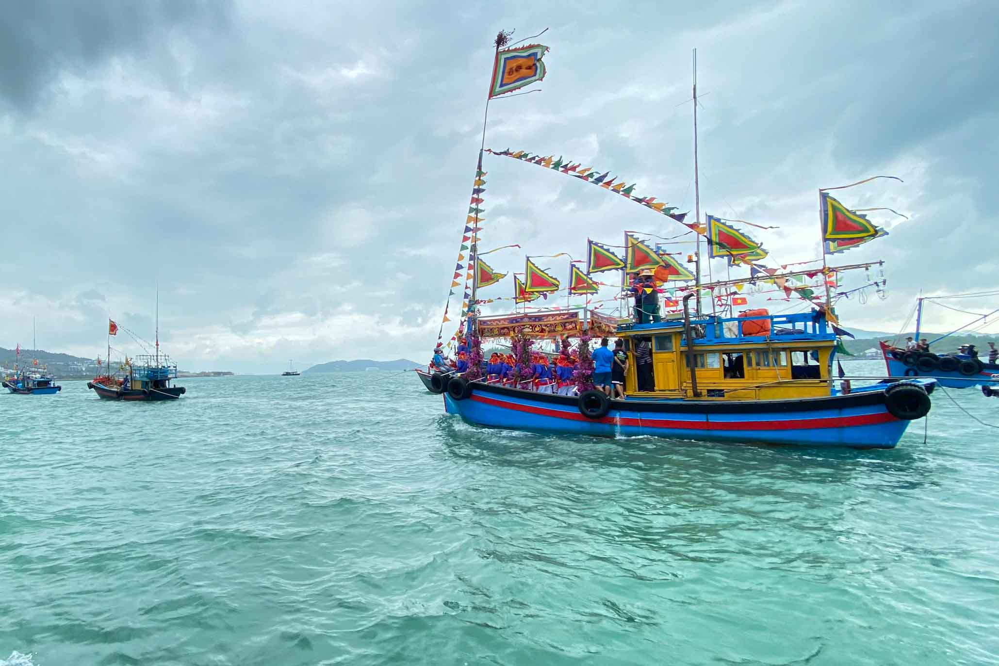 Nghi thức rước ông Nam Hải trên biển trong lễ hội cầu ngư của đình Trường Đông. 