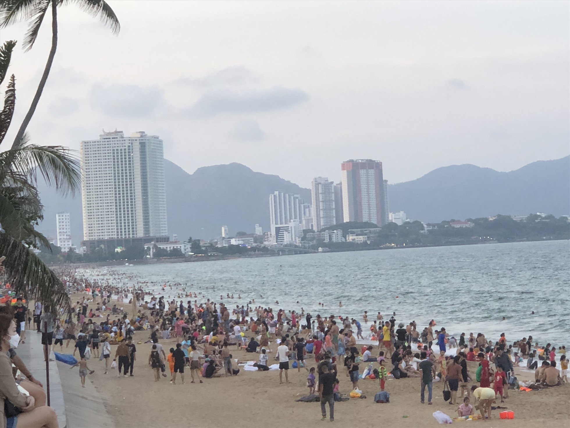 Từ chiều 29.4 dọc bờ biển đường Trần Phú, Tp. Nha Trang đã có rất đông người dân và du khách. Ảnh: Phương Linh