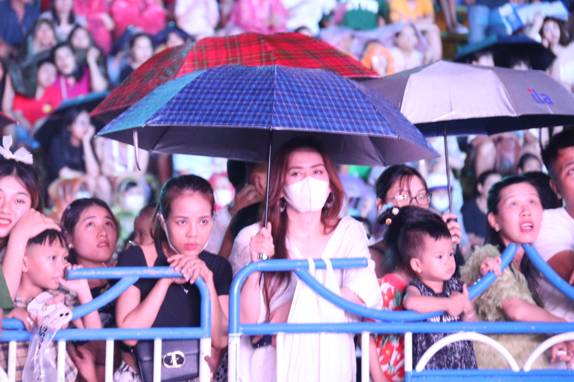 Trong mưa trên sân khấu các diễn viên vẫn thể hiện hết mình bởi dưới khán đài hàng nghìn người không kể thời tiết vẫn dõi theo cổ vũ nhiệt tình. Ảnh: Phương Linh