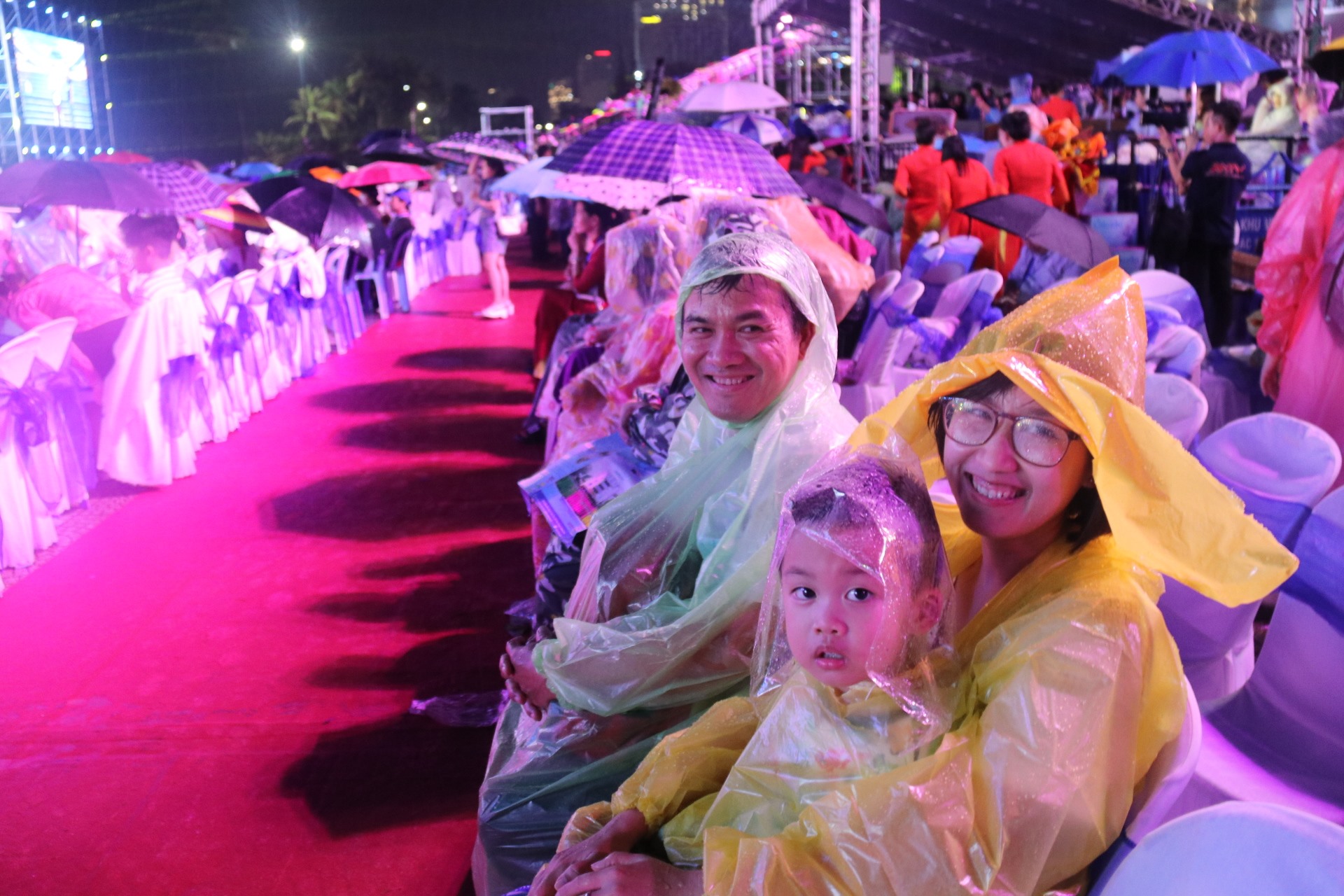 Những nụ cười trong mưa của người dân Khánh Hoà đêm bế mạc để lại ấn tượng sâu sắc. Ảnh: Phương Linh