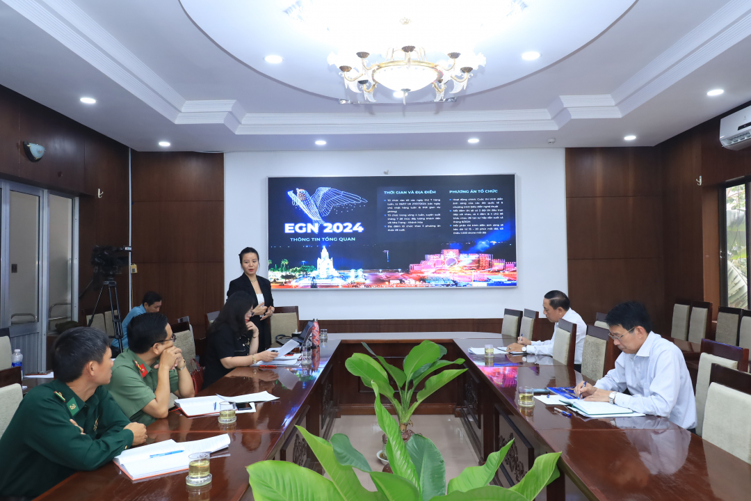 Đại diện đơn vị tư vấn tổ chức Lễ hội vịnh ánh sáng quốc tế Nha Trang 2024 trình bày các phương án tổ chức sự kiện.