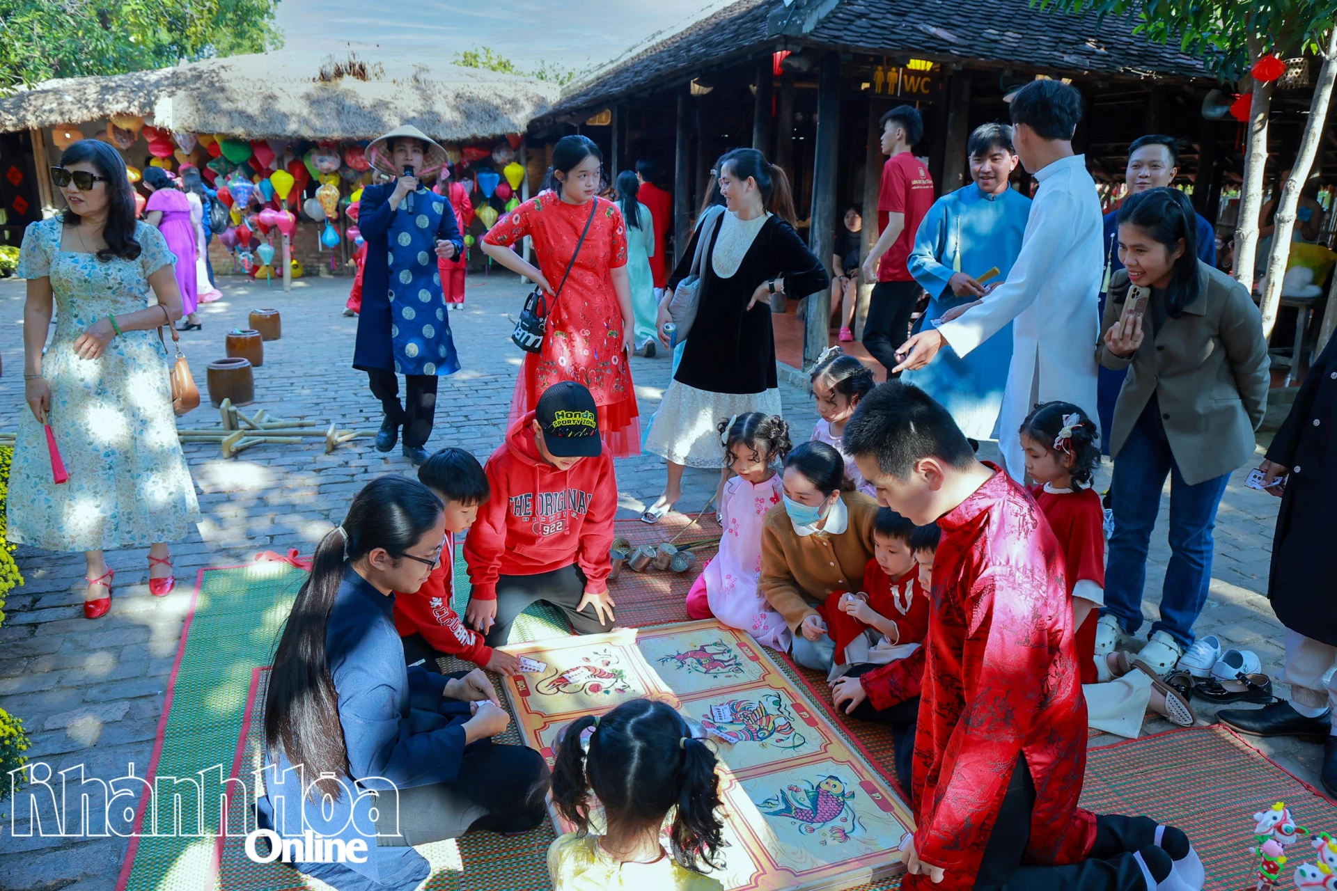 Khu vực diễn ra các trò chơi dân gian ngày Tết.