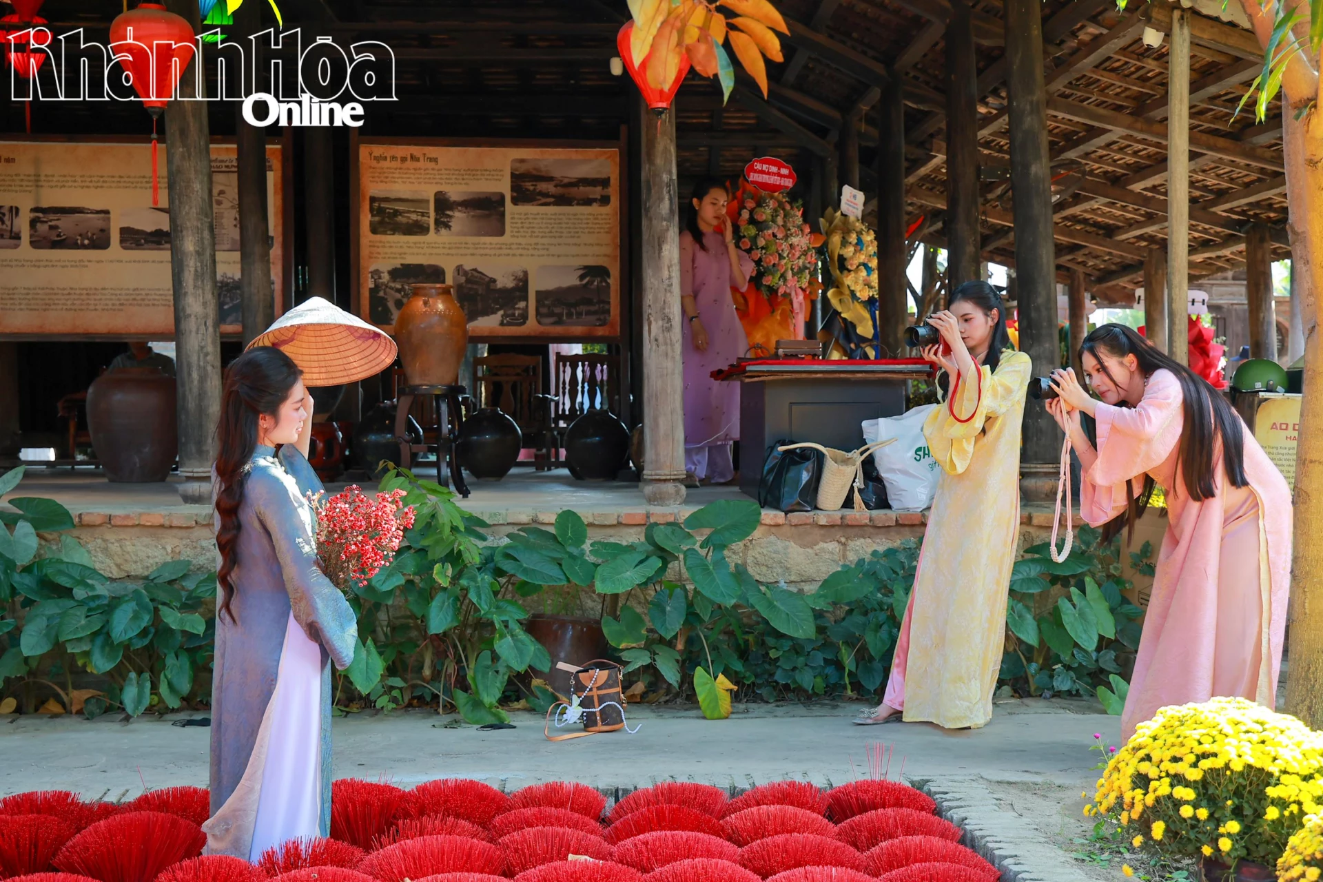 Nhóm bạn trẻ chụp hình kỷ niệm tại Nha Trang Xưa.
