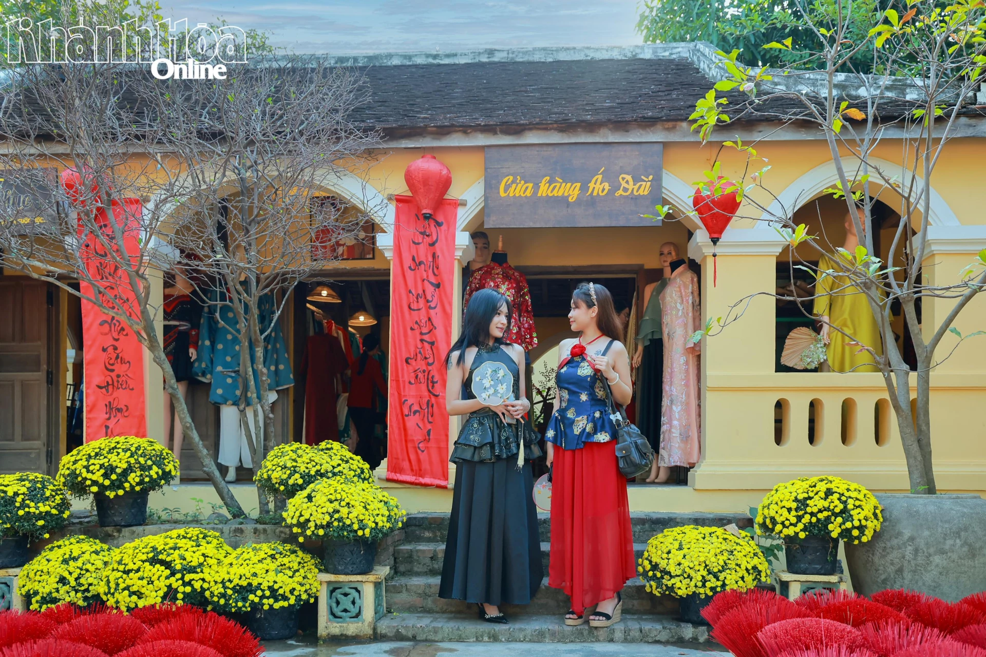 Khu vực giới thiệu về những bộ áo dài truyền thống Việt Nam.