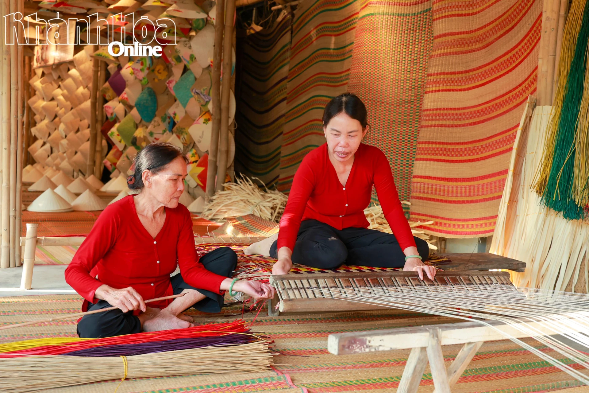 Những nghệ nhân người địa phương giới thiệu nghề làm chiếu cói truyền thống.