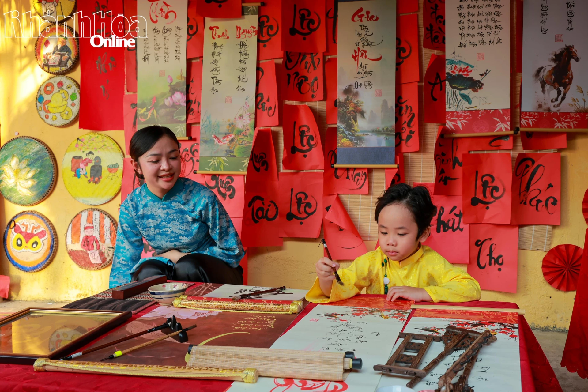 Một em bé tập viết thư pháp.