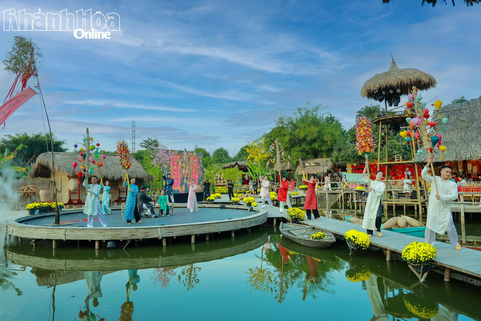 Sân khấu Nha Trang Xưa mang đến những tiết mục văn nghệ nhiều màu sắc.