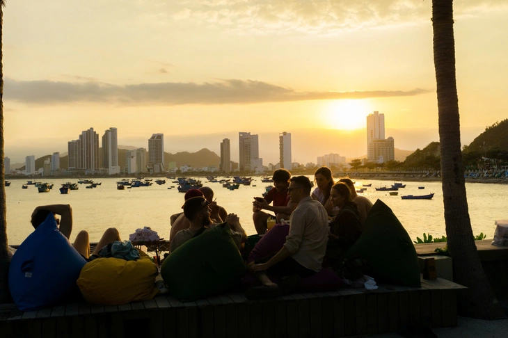Hoàng hôn 'tỉ đô' ở Nha Trang thu hút du khách đầu năm - Ảnh 5. Nha Trang - Ảnh 5.
