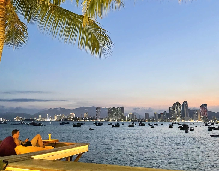 Hoàng hôn 'tỉ đô' ở Nha Trang thu hút du khách đầu năm - Ảnh 6. Nha Trang - Ảnh 6.