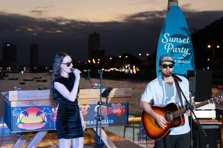 Hoàng hôn 'tỉ đô' ở Nha Trang thu hút du khách đầu năm - Ảnh 7. Hoàng hôn 'tỉ đô' ở Nha Trang thu hút du khách đầu năm - Ảnh 7.